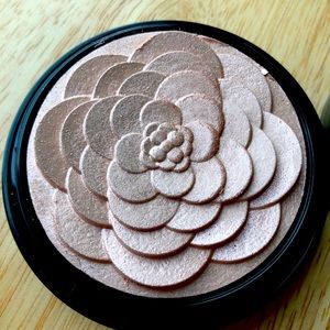 Guerlain Cruel Gardenia Meteorites highlighter